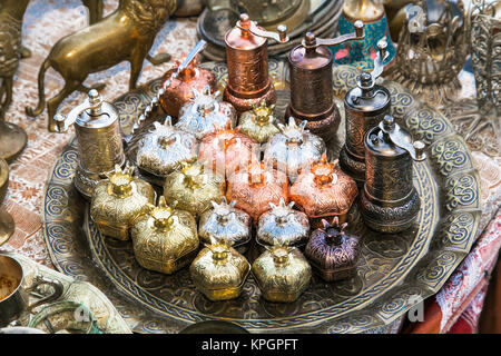 Vecchi pezzi di antiquariato orientale barass zuccheriera e caffé smerigliatrice su un vassoio al mercato di strada nella città di Baku, Azerbeijan. Foto Stock