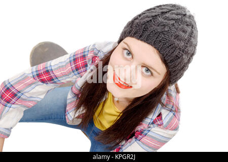 Bella e la moda giovane donna in posa con uno skateboard, su bianco Foto Stock