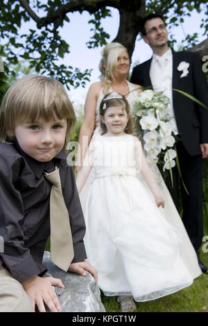 Modello rilasciato , Brautpaar mit Sohn und Tochter - coppia di sposi con i bambini Foto Stock