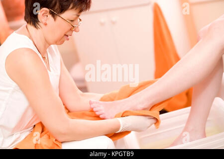 Modello rilasciato , Fusspflegerin - pedicurist Foto Stock