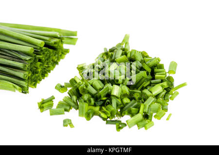 Mazzetto di erba cipollina fresca isolati su sfondo bianco Foto Stock