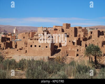 Città vecchia di Tinghir, verde oasi di palme e rocciose montagne Atlas paesaggio gamma nel sud-est del Marocco Foto Stock