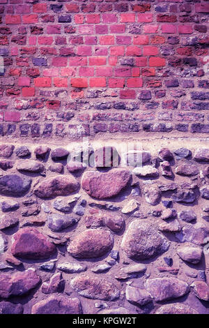 Mattoni vecchi e muro di pietra, Ultra Violet nei toni del colore dell'immagine. Foto Stock
