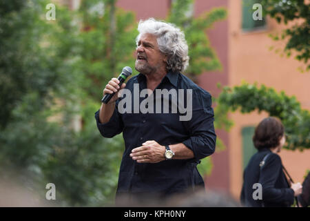 Bologna, Italia - 10 Maggio 2014: ritratto del popolare leader politico Beppe Grillo parlando in piazza San Francesco per il movimento 5 Stelle M5S parte Foto Stock