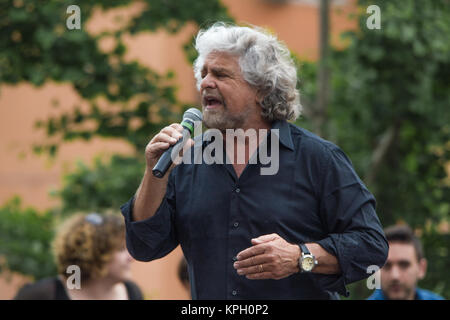 Bologna, Italia - 10 Maggio 2014: ritratto del popolare leader politico Beppe Grillo parlando in piazza San Francesco per il movimento 5 Stelle M5S parte Foto Stock