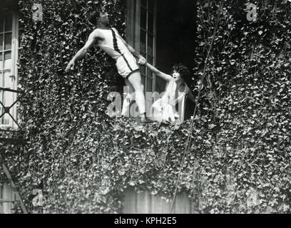 Anno del Collegio : 1927 - USA Direttore : James W. Horne Buster Keaton, Anne Cornwall Foto Stock