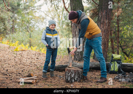 Padre e figlio di legna da ardere di trinciatura Foto Stock