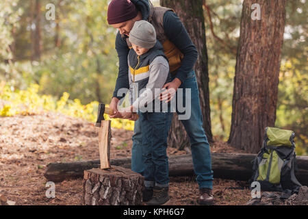 Padre e figlio di legna da ardere di trinciatura Foto Stock