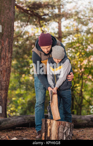 Padre e figlio di legna da ardere di trinciatura Foto Stock