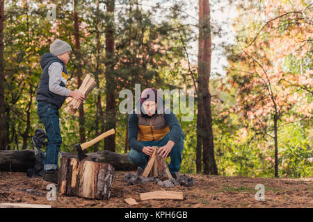 Padre e figlio di legna da ardere di trinciatura Foto Stock