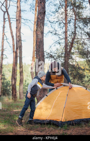 Padre e figlio mettendo a tenda Foto Stock