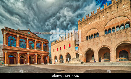 Gli antichi edifici in piazza di Rimini in Italia in un giorno nuvoloso Foto Stock