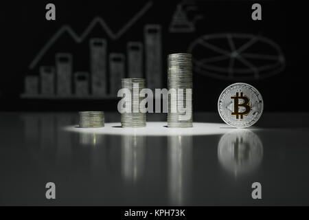 Pile di argento bitoyins. Crypto valuta. BTC. Moneta virtuale Foto Stock