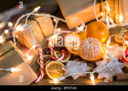 Sfondo di Natale con le arance, ornamenti, caramelle e decorazioni. Spazio libero Foto Stock