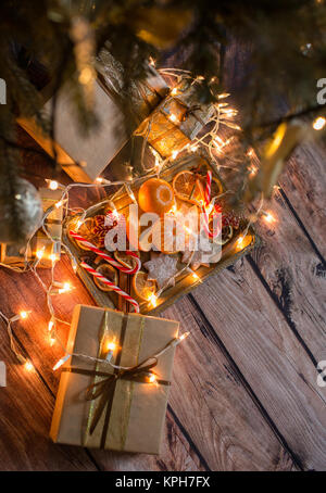 Sfondo di Natale con le arance, ornamenti, caramelle e decorazioni. Spazio libero Foto Stock