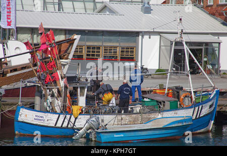 I pescatori del porto di Sassnitz, Ruegen isola, Meclemburgo-Pomerania, Mar Baltico, Germania, Europa Foto Stock