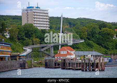 Hotel Ruegen e ponte pedonale, collegano la città con il porto, Sassnitz, Ruegen isola, Meclemburgo-Pomerania, Mar Baltico, Germania Foto Stock