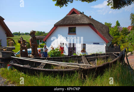 Barca da pesca di fronte a un vecchio con tetto di paglia house, Gross Zicker, Ruegen isola, Meclemburgo-Pomerania, Mar Baltico, Germania, Europa Foto Stock