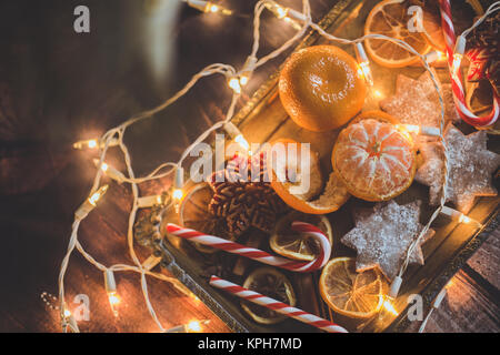 Sfondo di Natale con le arance, ornamenti, caramelle e decorazioni. Spazio libero Foto Stock