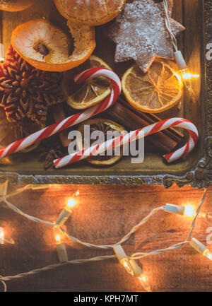 Sfondo di Natale con le arance, ornamenti, caramelle e decorazioni. Spazio libero Foto Stock