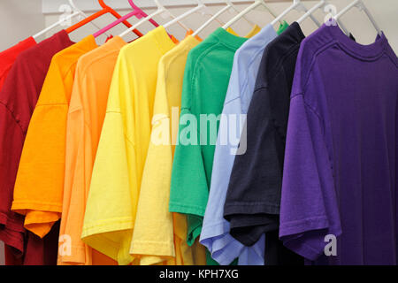 Dieci colori diversi di T-Shirts Foto Stock