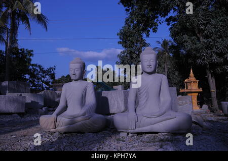 Area esterna tropicale di scultura del Buddha, Kampong Thom Province, Cambogia. Credit: Kraig Lieb Foto Stock