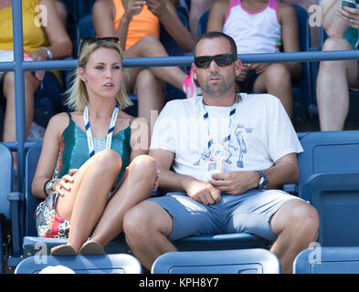 FLUSHING NY- 27 AGOSTO: Professional Golfer dalla Spagna Sergio Garcia con ragazza tedesca Katharina Boehm chi era macchiato di indossare ciò che appare essere un anello di fidanzamento sulla Arthur Ashe Stadium il giorno tre del 2014 US Open al USTA Billie Jean King National Tennis Center il 27 agosto 2014 nel quartiere di lavaggio del Queens borough di New York City. Persone: Sergio Garcia, Katharina Boehm Foto Stock