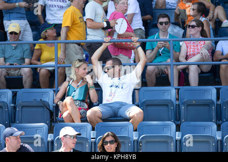 FLUSHING NY- 27 AGOSTO: Professional Golfer dalla Spagna Sergio Garcia con ragazza tedesca Katharina Boehm chi era macchiato di indossare ciò che appare essere un anello di fidanzamento sulla Arthur Ashe Stadium il giorno tre del 2014 US Open al USTA Billie Jean King National Tennis Center il 27 agosto 2014 nel quartiere di lavaggio del Queens borough di New York City. Persone: Sergio Garcia, Katharina Boehm Foto Stock