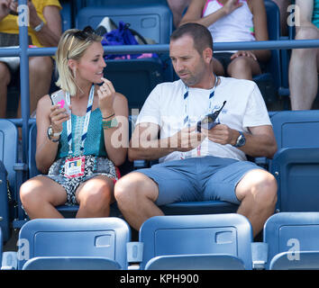 FLUSHING NY- 27 AGOSTO: Professional Golfer dalla Spagna Sergio Garcia con ragazza tedesca Katharina Boehm chi era macchiato di indossare ciò che appare essere un anello di fidanzamento sulla Arthur Ashe Stadium il giorno tre del 2014 US Open al USTA Billie Jean King National Tennis Center il 27 agosto 2014 nel quartiere di lavaggio del Queens borough di New York City. Persone: Sergio Garcia, Katharina Boehm Foto Stock