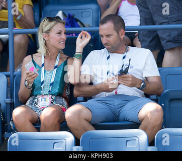 FLUSHING NY- 27 AGOSTO: Professional Golfer dalla Spagna Sergio Garcia con ragazza tedesca Katharina Boehm chi era macchiato di indossare ciò che appare essere un anello di fidanzamento sulla Arthur Ashe Stadium il giorno tre del 2014 US Open al USTA Billie Jean King National Tennis Center il 27 agosto 2014 nel quartiere di lavaggio del Queens borough di New York City. Persone: Sergio Garcia, Katharina Boehm Foto Stock