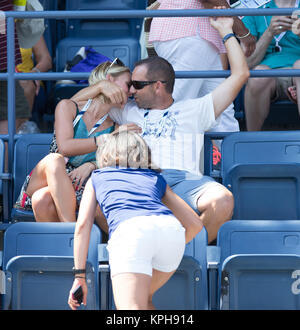 FLUSHING NY- 27 AGOSTO: Professional Golfer dalla Spagna Sergio Garcia con ragazza tedesca Katharina Boehm chi era macchiato di indossare ciò che appare essere un anello di fidanzamento sulla Arthur Ashe Stadium il giorno tre del 2014 US Open al USTA Billie Jean King National Tennis Center il 27 agosto 2014 nel quartiere di lavaggio del Queens borough di New York City. Persone: Sergio Garcia, Katharina Boehm Foto Stock