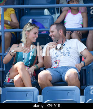 FLUSHING NY- 27 AGOSTO: Professional Golfer dalla Spagna Sergio Garcia con ragazza tedesca Katharina Boehm chi era macchiato di indossare ciò che appare essere un anello di fidanzamento sulla Arthur Ashe Stadium il giorno tre del 2014 US Open al USTA Billie Jean King National Tennis Center il 27 agosto 2014 nel quartiere di lavaggio del Queens borough di New York City. Persone: Sergio Garcia, Katharina Boehm Foto Stock