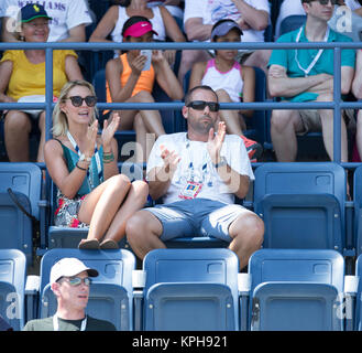 FLUSHING NY- 27 AGOSTO: Professional Golfer dalla Spagna Sergio Garcia con ragazza tedesca Katharina Boehm chi era macchiato di indossare ciò che appare essere un anello di fidanzamento sulla Arthur Ashe Stadium il giorno tre del 2014 US Open al USTA Billie Jean King National Tennis Center il 27 agosto 2014 nel quartiere di lavaggio del Queens borough di New York City. Persone: Sergio Garcia, Katharina Boehm Foto Stock