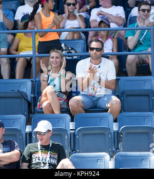 FLUSHING NY- 27 AGOSTO: Professional Golfer dalla Spagna Sergio Garcia con ragazza tedesca Katharina Boehm chi era macchiato di indossare ciò che appare essere un anello di fidanzamento sulla Arthur Ashe Stadium il giorno tre del 2014 US Open al USTA Billie Jean King National Tennis Center il 27 agosto 2014 nel quartiere di lavaggio del Queens borough di New York City. Persone: Sergio Garcia, Katharina Boehm Foto Stock