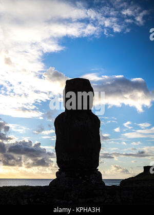 Il solitario Moai nell isola di pasqua Foto Stock