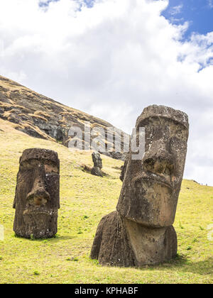 Due imponenti moai teste in Isola di Pasqua Foto Stock