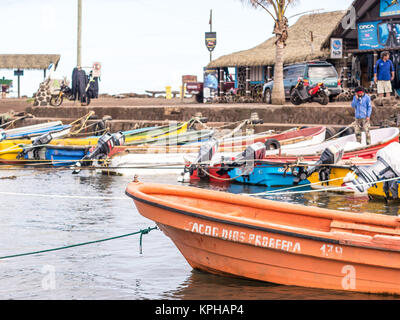 Isola di Pasqua, Cile - 10 Ottobre 2014: Vista di Hanga Roa Harbour su un giorno di primavera, l'isola di pasqua, Cile Foto Stock
