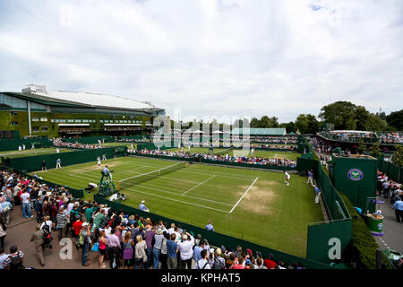 Londra, Inghilterra - 26 giugno: atmosfera il giorno 4 di Wimbledon Lawn Tennis campionati a tutti England Lawn Tennis e Croquet Club a Wimbledon il 25 giugno 2014 in London, England People: atmosfera Foto Stock