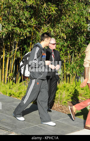 MIAMI, FL - 23 febbraio: (esclusiva copertura) qui è una rara foto di New York Knicks guard Jeremy Lin fuori di uniforme. Lin, che ha ringiovanito il New York Knicks con il suo gioco e persino la propria frase di cattura "Linsanity.,' ha acceso di New York e il mondo. Jeremy Lin è raffigurata qui lasciando la sua Miami Hotel dove ha rifiutato di firmare autografi o parlare ai fan che hanno aspettato ore per ottenere un assaggio della giovane stella. Jeremy Shu-How Lin (nato il 23 agosto 1988) è un americano di giocatore di pallacanestro professionale con i New York Knicks del National Basketball Association (NBA). Dopo aver ricevuto il no a Foto Stock