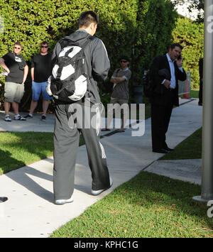 MIAMI, FL - 23 febbraio: (esclusiva copertura) qui è una rara foto di New York Knicks guard Jeremy Lin fuori di uniforme. Lin, che ha ringiovanito il New York Knicks con il suo gioco e persino la propria frase di cattura "Linsanity.,' ha acceso di New York e il mondo. Jeremy Lin è raffigurata qui lasciando la sua Miami Hotel dove ha rifiutato di firmare autografi o parlare ai fan che hanno aspettato ore per ottenere un assaggio della giovane stella. Jeremy Shu-How Lin (nato il 23 agosto 1988) è un americano di giocatore di pallacanestro professionale con i New York Knicks del National Basketball Association (NBA). Dopo aver ricevuto il no a Foto Stock