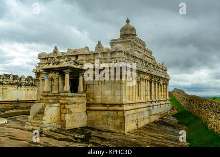 Chavundaraya Basadi tempio Jain ornato di torre sulla collina Chandragiri tempio complesso a Shravanabelagola Foto Stock