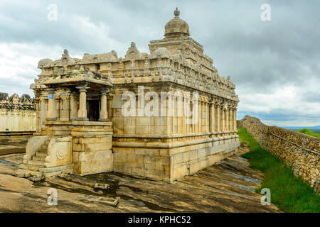 Chavundaraya Basadi tempio Jain ornato di torre sulla collina Chandragiri tempio complesso a Shravanabelagola Foto Stock