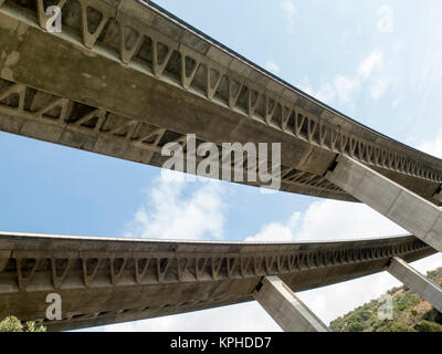 Ponte delle vie respiratorie della struttura in calcestruzzo sostenuto da pilastri. Foto Stock