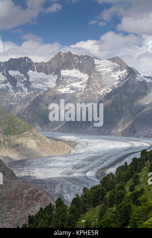 I ghiacciai sono la fusione a un ritmo allarmante come si vede nel ghiacciaio di Aletsch, Vallese, Svizzera. Foto Stock