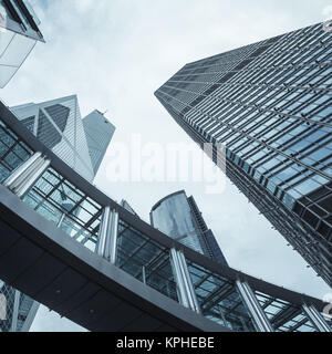 Hong Kong skyline della città con grattacieli sotto il cielo nuvoloso. Piazza nei toni del blu foto Foto Stock