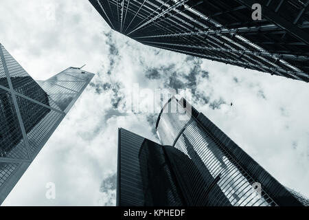 Città sky con business grattacieli, alto-aumento edifici per uffici a Hong Kong. Nei toni del blu foto in bianco e nero Foto Stock