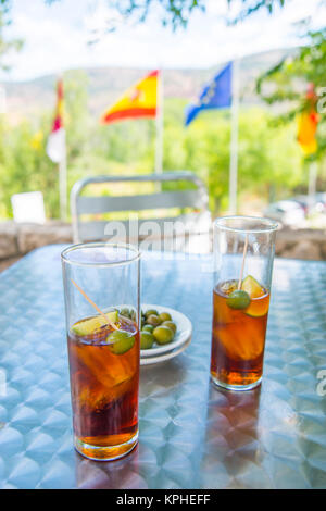 Due bicchieri di vermouth con olive verdi in una terrazza. Spagna. Foto Stock