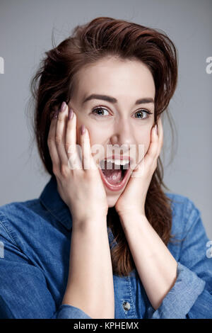 Ritratto di giovane donna con sconvolto l'espressione del viso Foto Stock