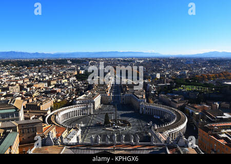 27 novembre 2017; Città del Vaticano, Vaticano. Piazza San Pietro dal tetto di San Pietro. Foto Stock