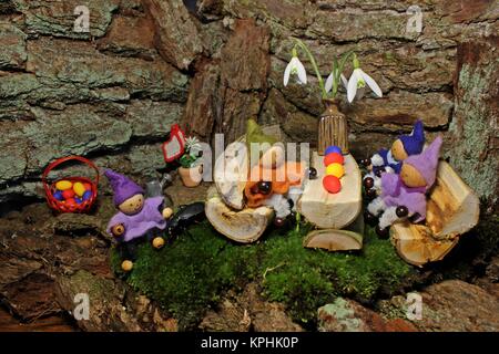 quattro gnomi celebrano la pasqua nella loro grotta gnome Foto Stock